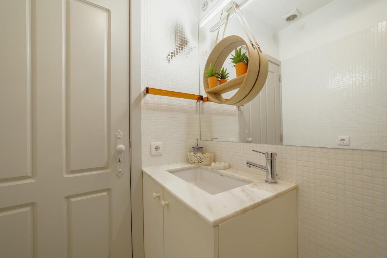 Downtown Modern Studio With Terrace By Vacationy Porto Bagian luar foto